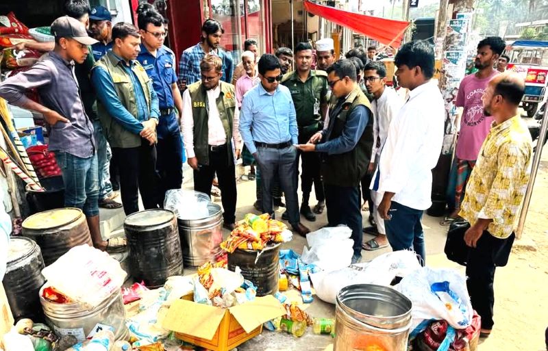 লক্ষ্মীপুরে মেয়াদোত্তীর্ণ পণ্য মজুদ ও বিক্রি করায় অর্ধলাখ টাকা জরিমানা